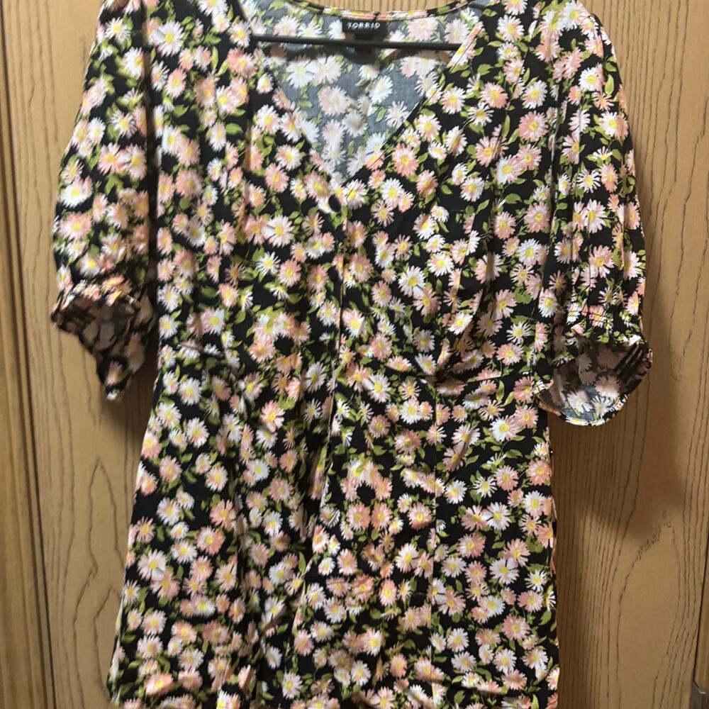 torrid Black Floral Ditsy Daisy Wrap Top